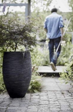 Capi Bloempot Hoog Nature Elegant Deluxe Rib NL - D56 X H84cm - Zwart -Elho Verkoop vaas elegant deluxe rib nl 56x84 zwart bloempot 3 4