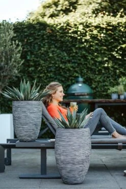 Capi Bloempot Nature Elegant Rib NL - D34 X H46cm - Antraciet -Elho Verkoop vaas elegant laag rib nl 36x47 antraciet bloempot 7 8